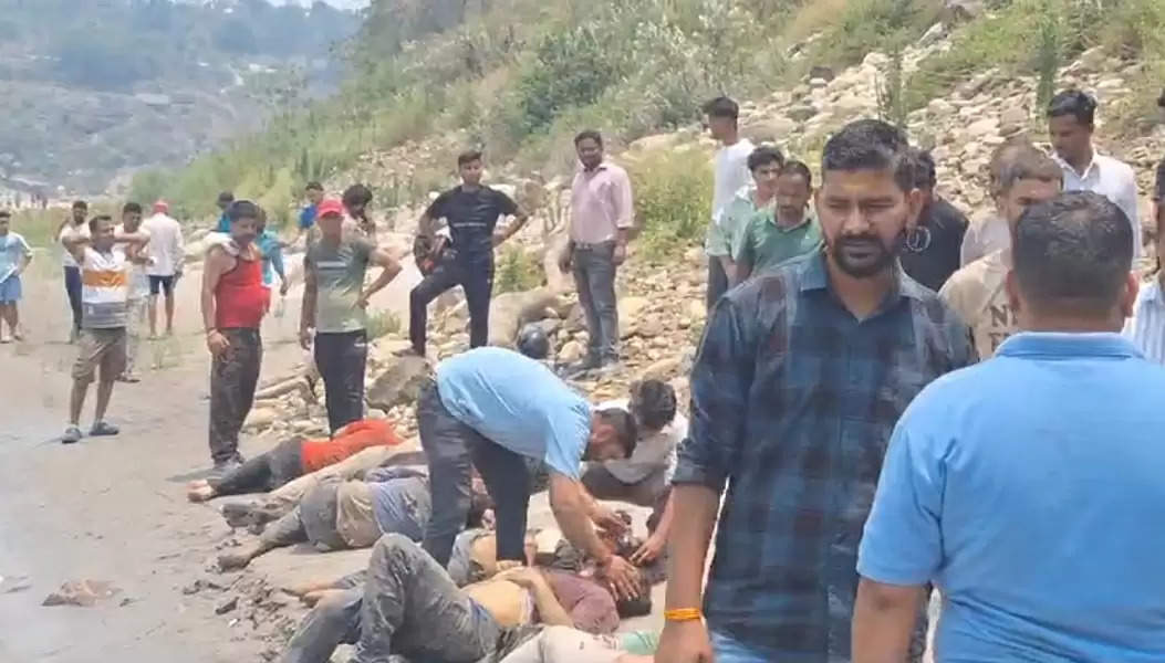 उत्तराखंड में अलकनंदा नदी में गिरा टेंपो ट्रैवलर, पुलिस और एसडीआरएफ रेस्क्यू में जुटी