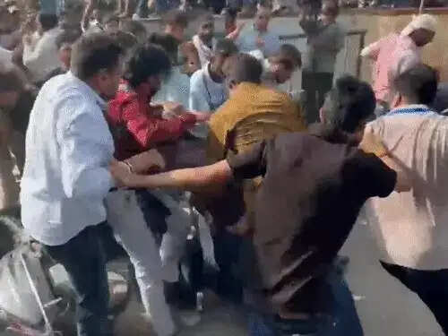 सीजेपी के प्रदर्शन में हंगामा : पार्टी के संस्थापक अभिजीत दीपके को जड़ा थप्पड़