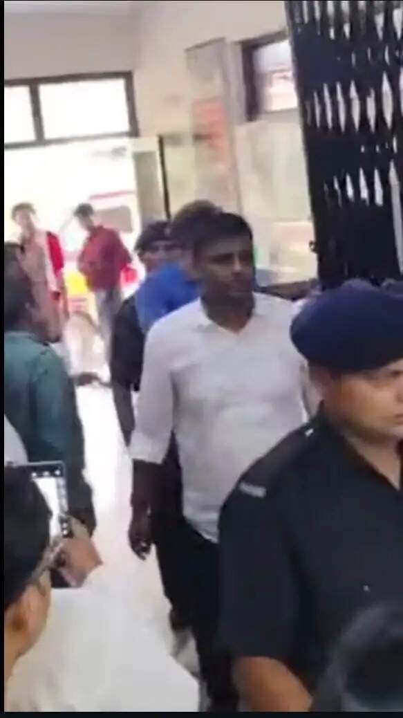 मेडिकल परीक्षण के लिए जिला अस्पताल पहुंचा आरोपित सिपाही, लोगों का फूटा गुस्सा; पुलिस ने घेराबंदी कर बचाया