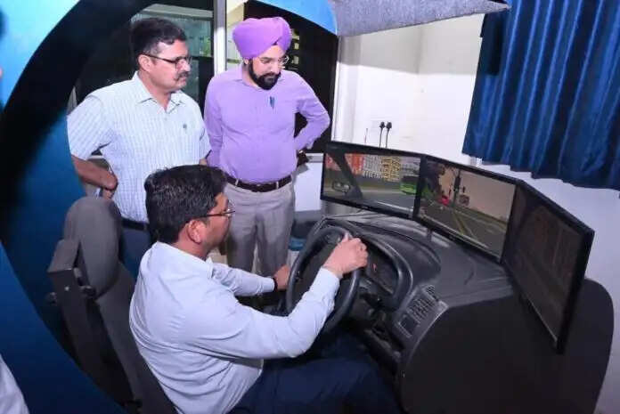 शन आवश्यक उपकरण और नहीं संसाधन, फिर भी चल रहे हैं मोटर ड्राइविंग ट्रेनिंग स्कूल