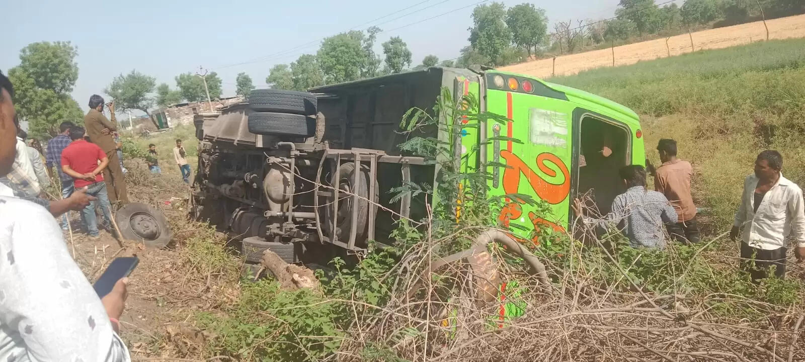 सवारियों की होड़ में में यात्री बस ने खाई पलटी, पांच यात्री घायल