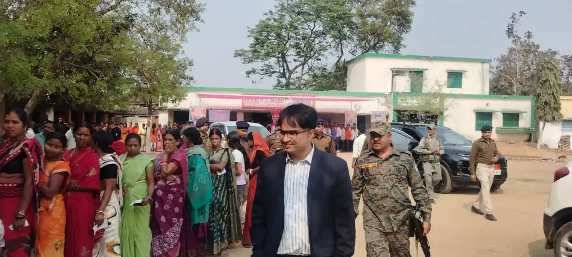 सख्त सुरक्षा में शांतिपूर्ण मतदान का डीसी ने लिया जायजा