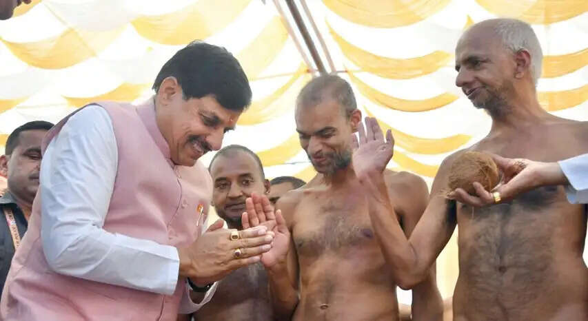 मुख्यमंत्री डॉ. यादव ने महावीर जयंती पर श्रमण मुनि श्री 108 संभव सागर महाराज का लिया आशीर्वाद