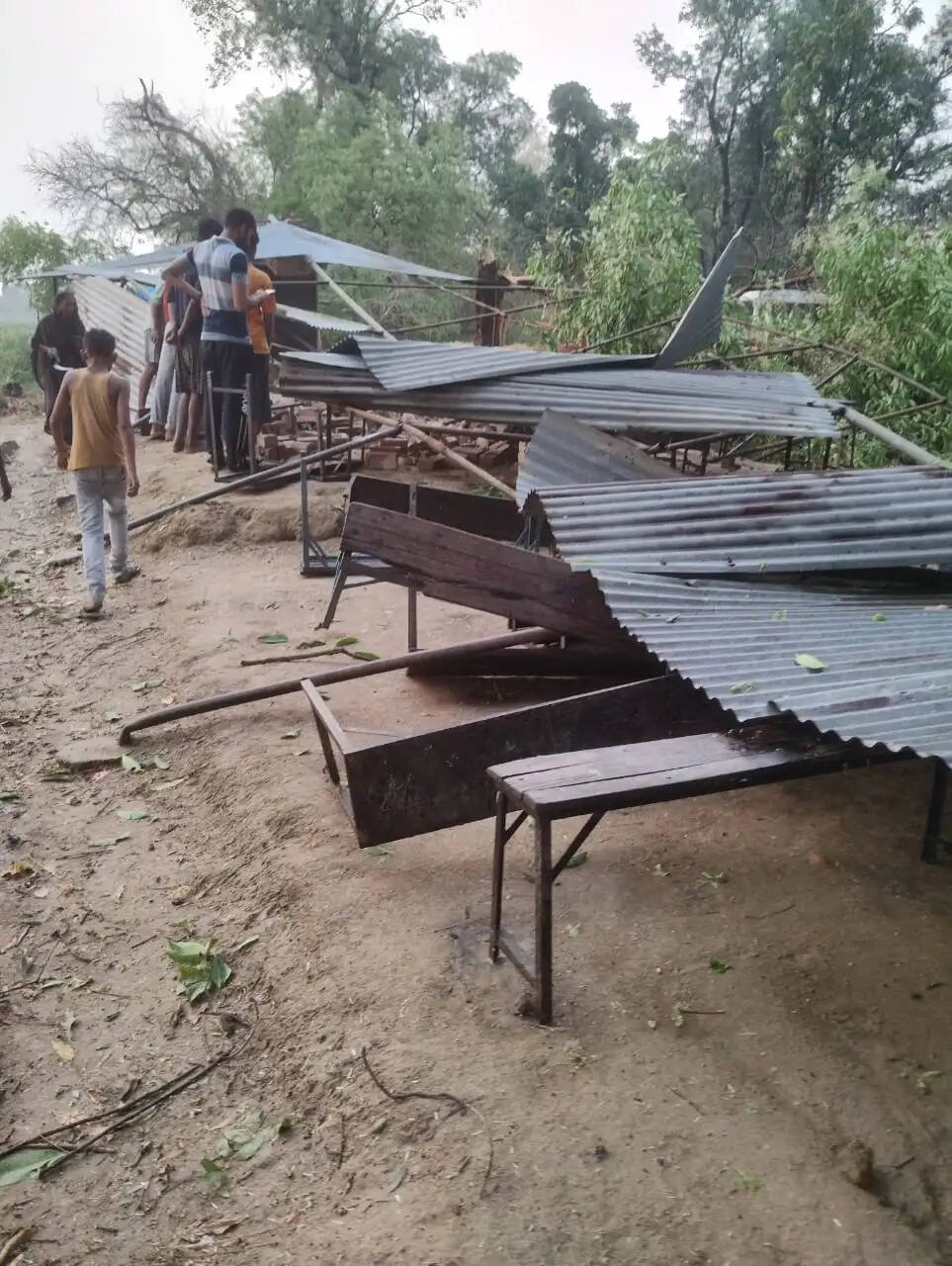 स्कूल का टीन शेड गिरने से चाची भतीजे की मौत