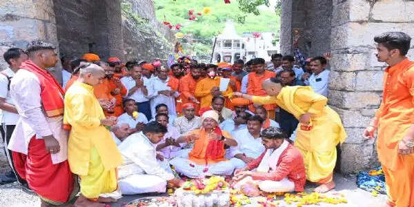 निंबाहेड़ा से चित्तौड़ तक निकली 35 किलोमीटर लंबी आध्यात्मिक कल्याण महापदयात्रा, दुर्ग का चरण पूजन रहा आकर्षण