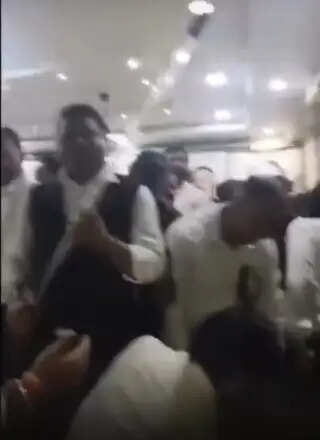 लखनऊ में बार एसोसिएशन ने अधिवक्ताओं को बांटी लाठियां, पुलिस से निपटने की तैयारी