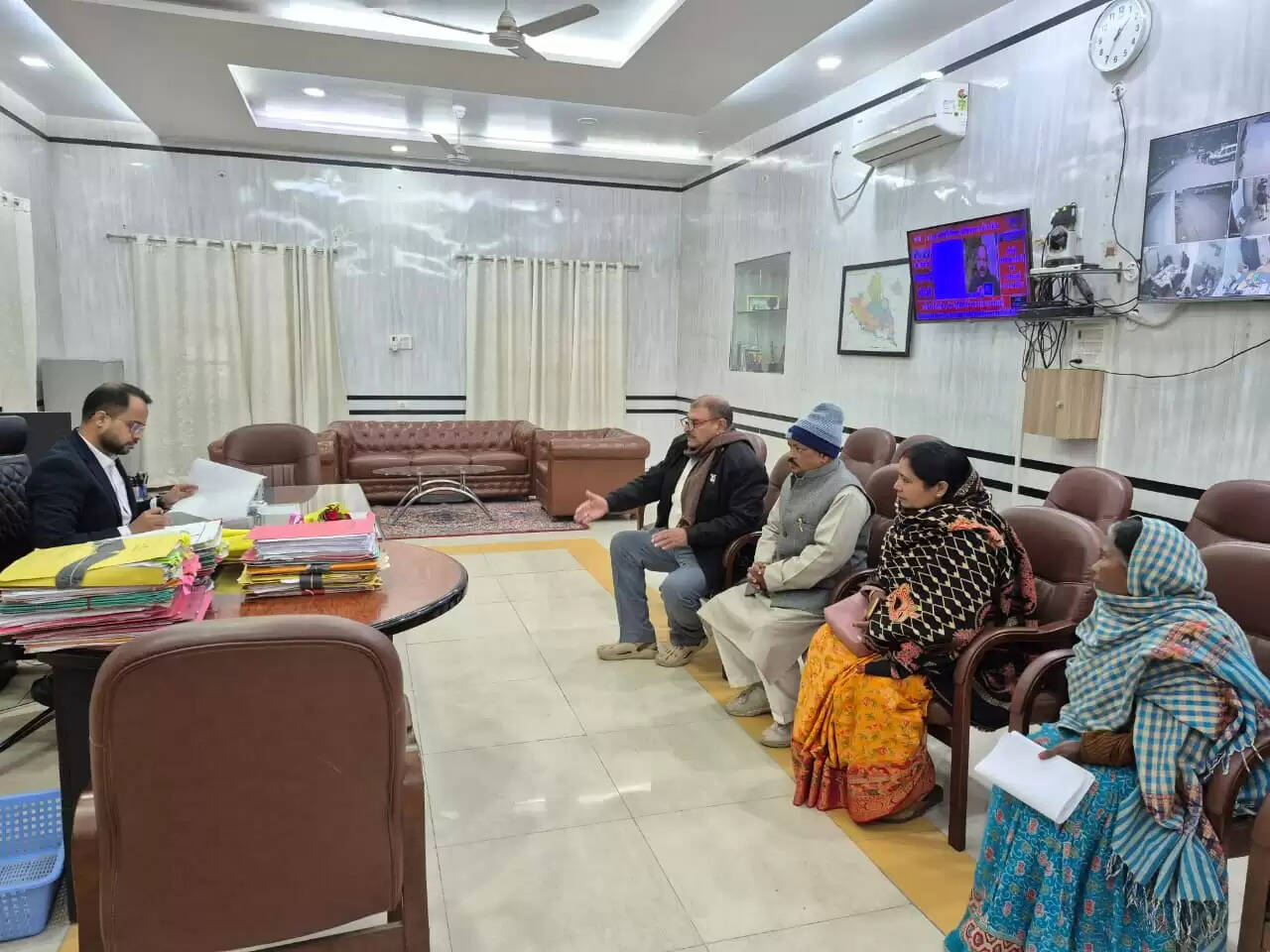 जिलाधिकारी ने जनता दरबार में सुनी बीस फरियादियों की समस्याएं