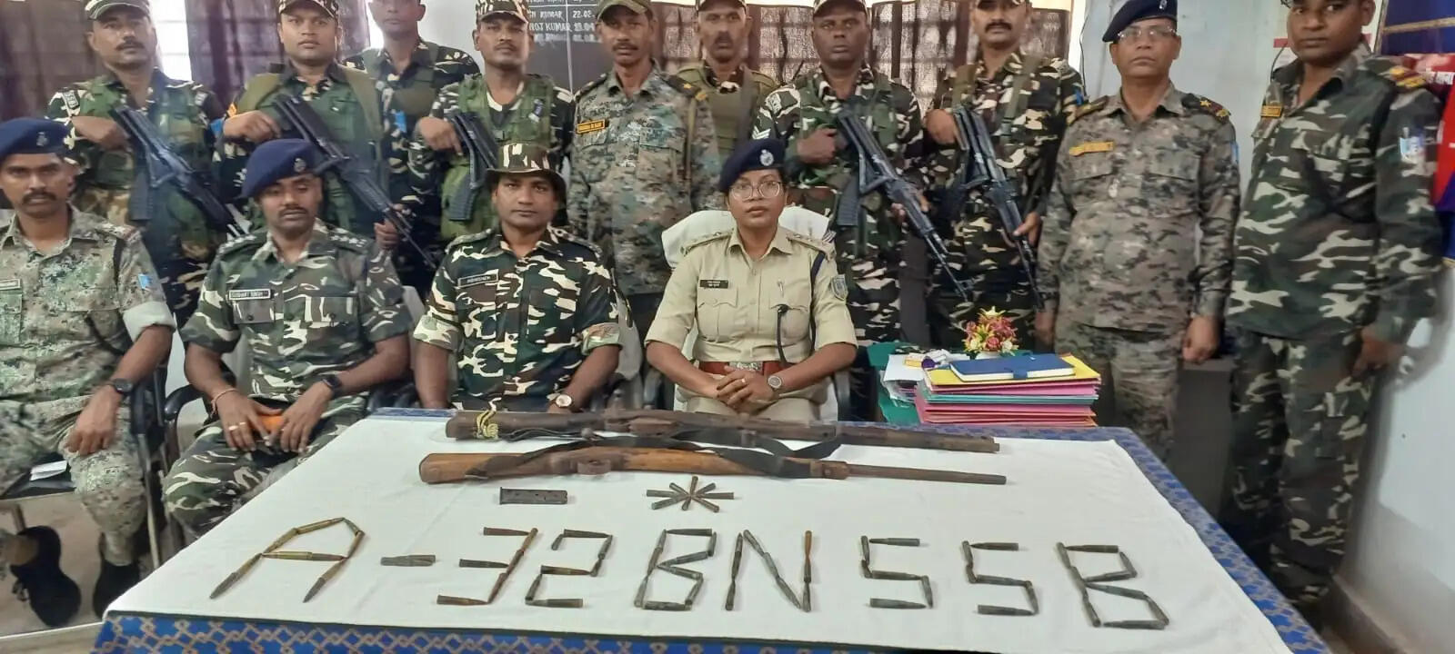 लातेहार के जंगलों में सर्च अभियान, दो राइफल, 63 कारतूस और आईईडी के कंटेनर बरामद
