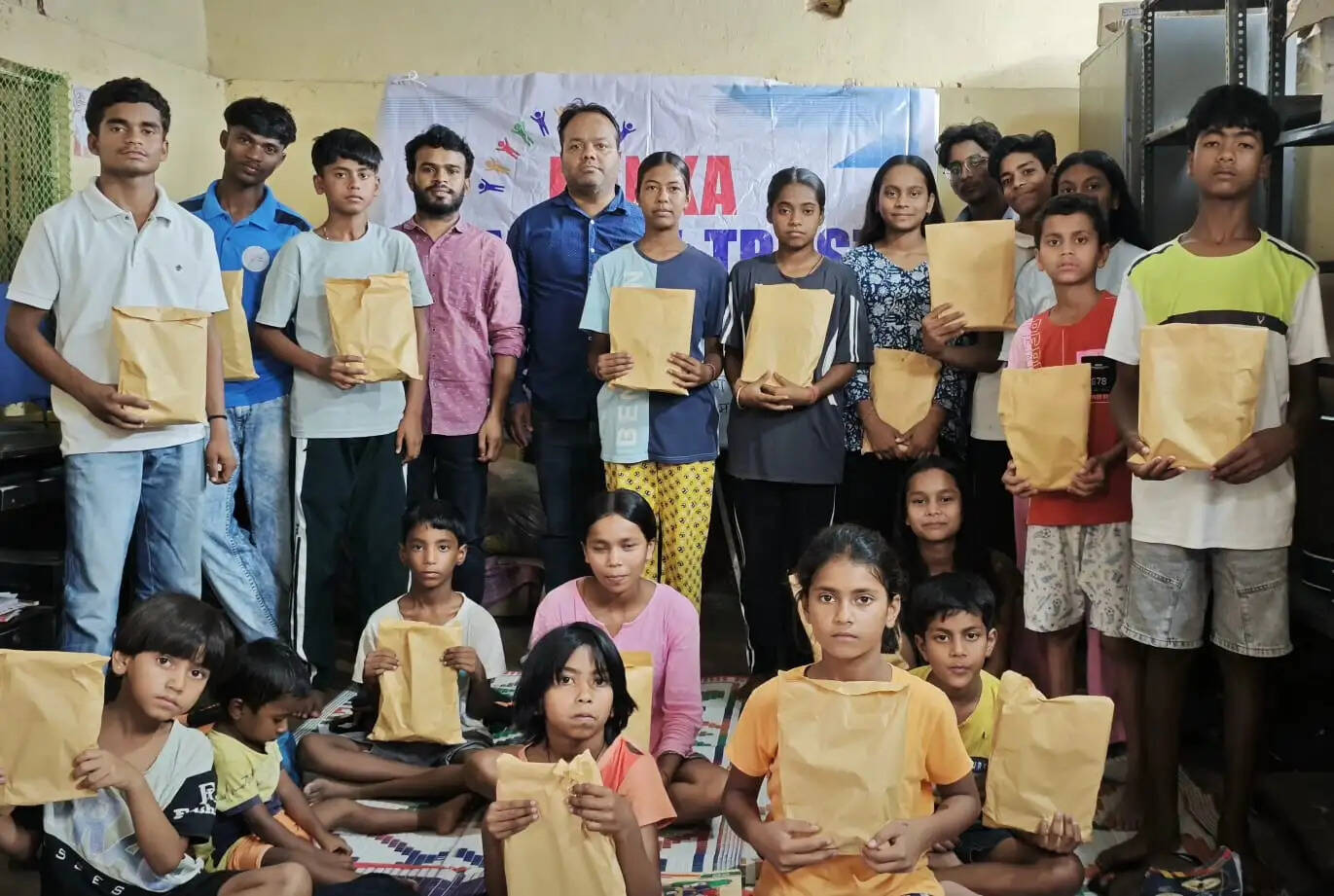 ट्रस्ट ने बच्चों के बीच किया शिक्षण सामग्री का वितरण