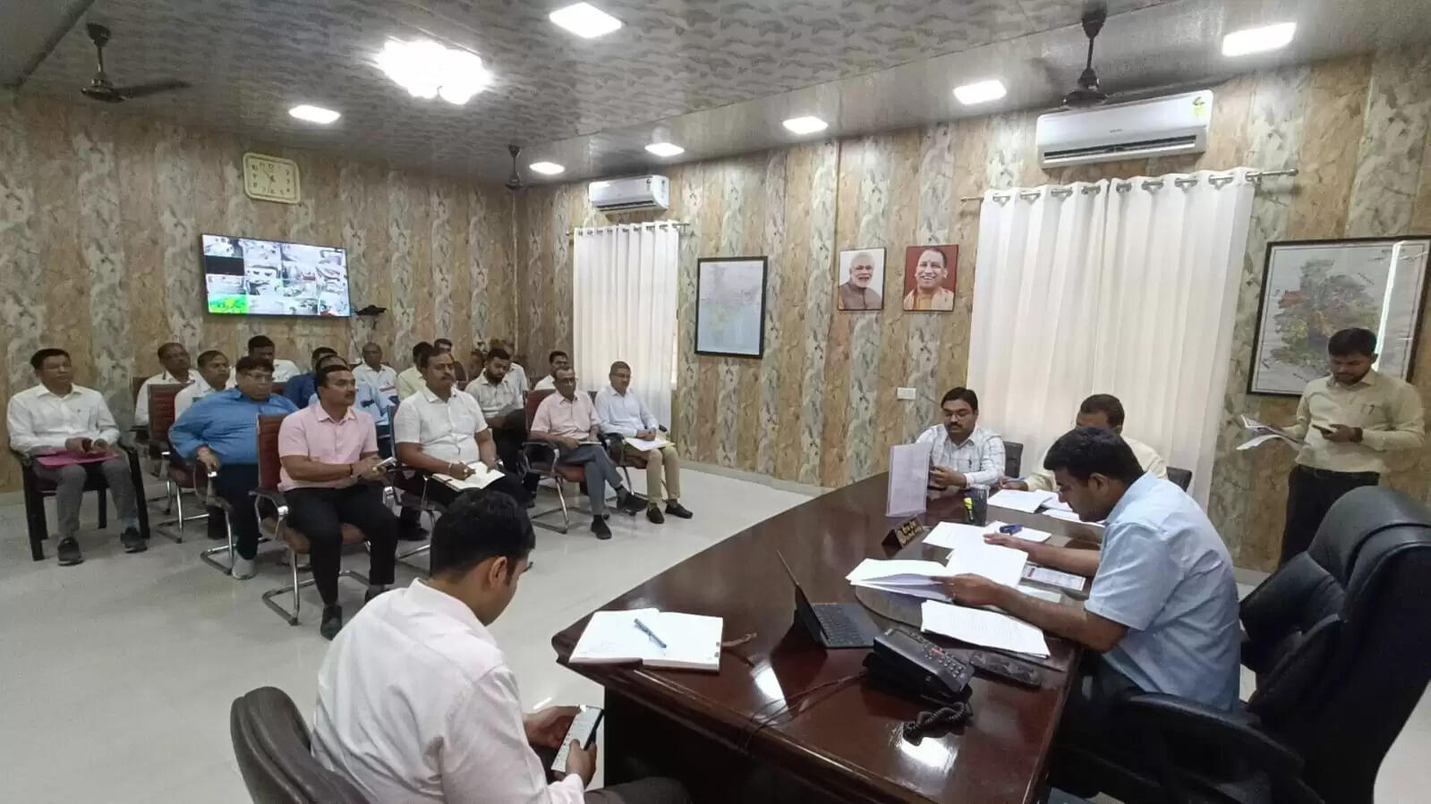 समिति की बैठक में किसी भी स्तर पर लापरवाही नहीं की जाएगी स्वीकार, योजनाओं की अद्यतन रिपोर्ट रखें तैयार : जिलाधिकारी