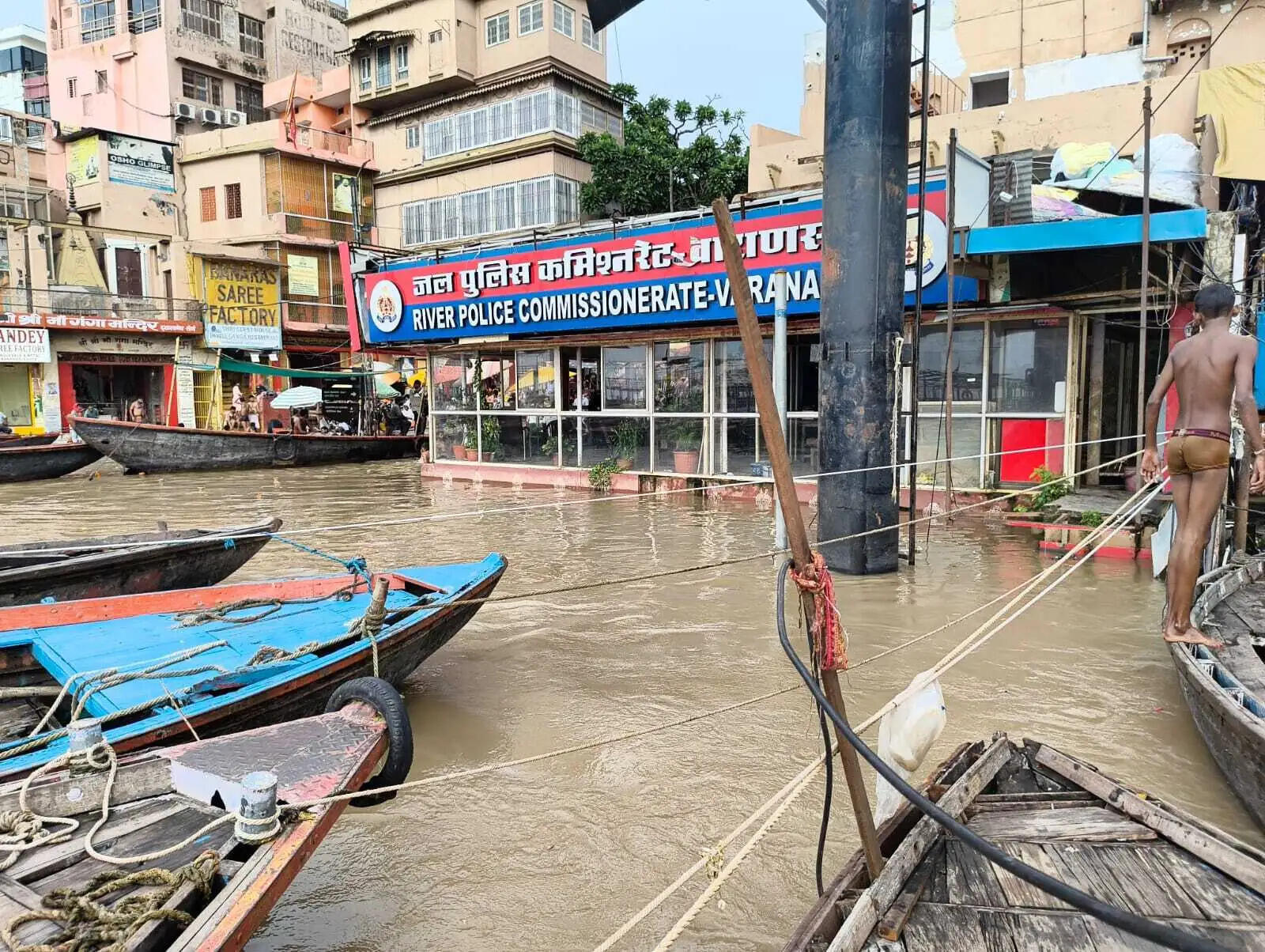 वाराणसी में हुई झमाझम बारिश, सड़कों और शहर के निचले स्थानों पर जलभराव ने बढ़ायी परेशानी