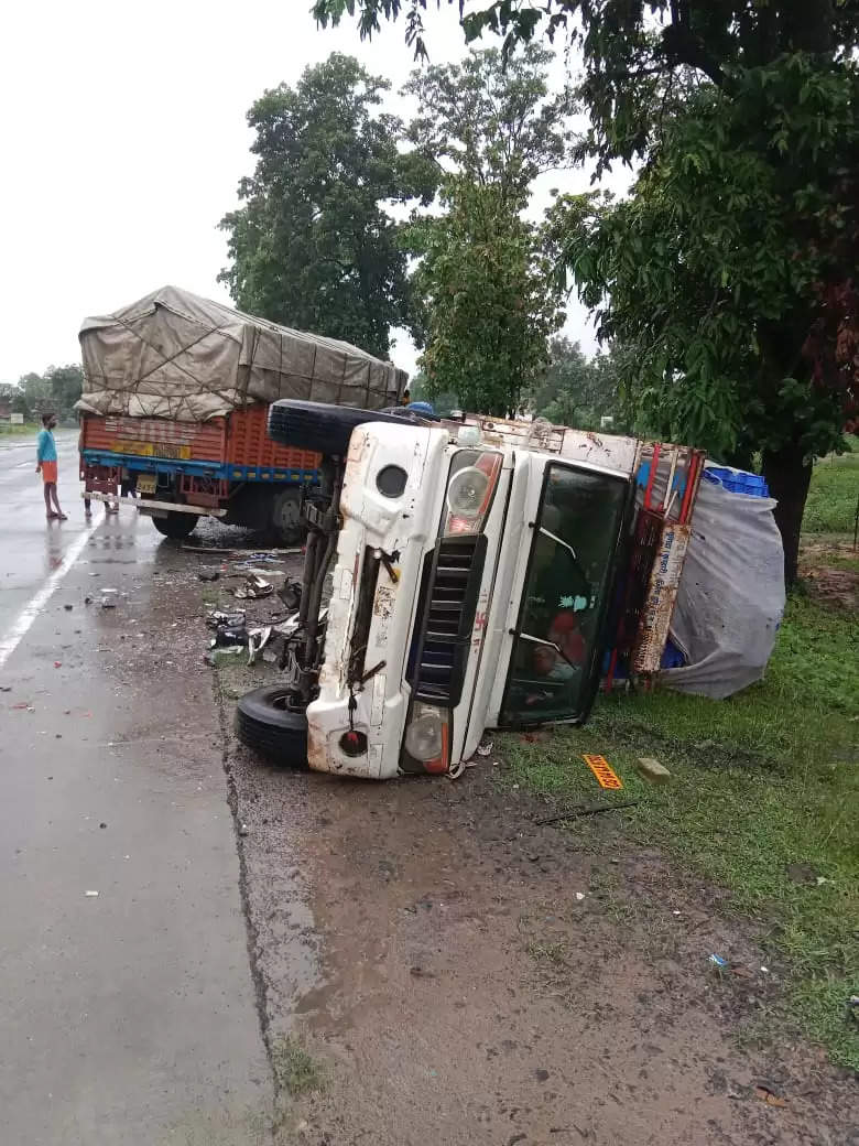 कोरबा : पिकअप वाहन और मिनी ट्रक में हुई भिड़ंत, वाहन चालक को आई चोट, इलाज जारी