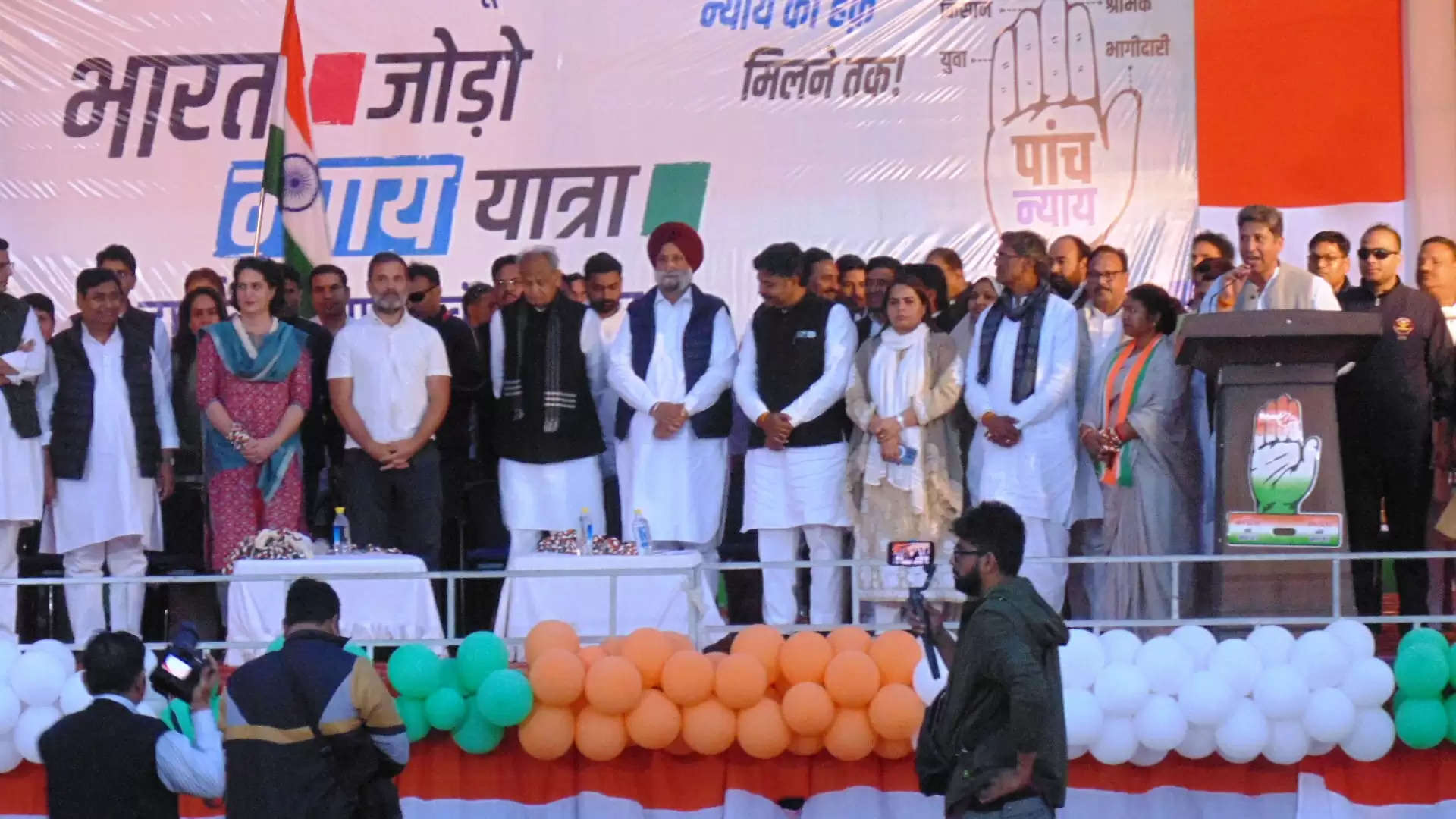 देश की सिर्फ तीन फीसदी आबादी के लिए सरकार : राहुल गांधी