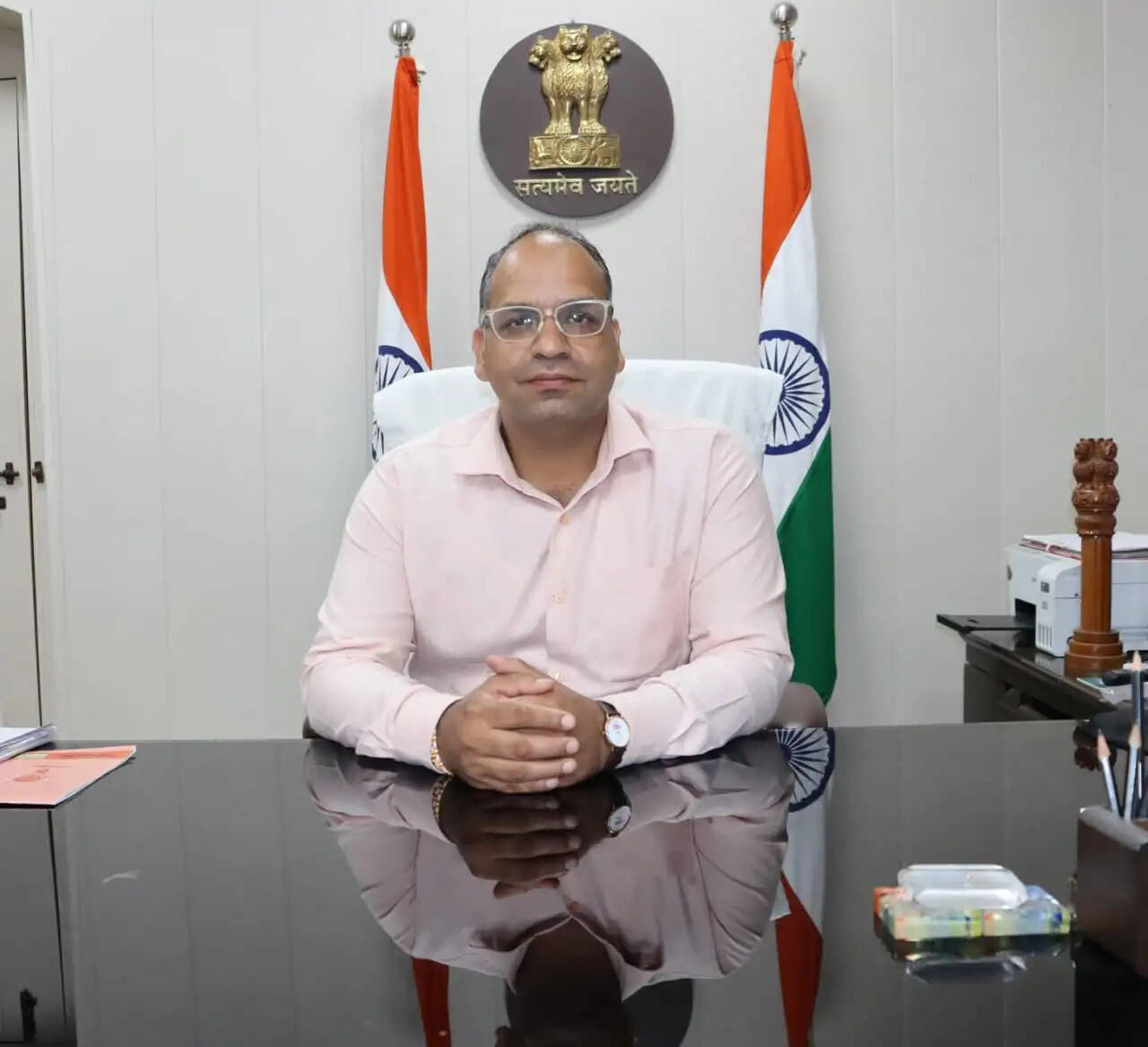 नवागत वरिष्ठ मंडल वाणिज्य प्रबंधक महेश यादव ने ग्रहण किया पदभार