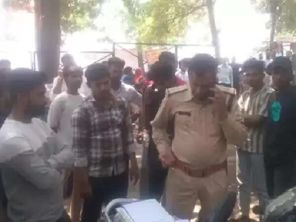 भोपाल में बी.कॉम छात्रा ने फांसी लगाकर की आत्‍महत्‍या, सीए के ऑफिस में रिसेप्शनिस्ट की करती थी जॉब