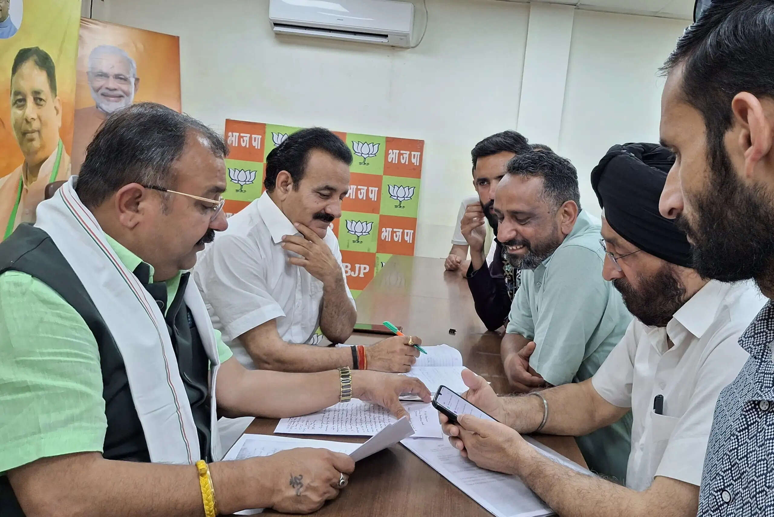 विक्रम रंधावा ने जम्मू के त्रिकुटा नगर में भारतीय जनता पार्टी (भाजपा) मुख्यालय में एक सार्वजनिक दरबार आयोजित किया