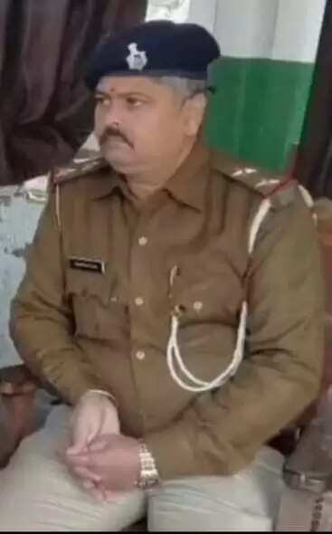 डीआईकजी ने गहने-नगदी हड़पने वाले लालगंज थानाध्यक्ष और दारोगा को किया निलंबित