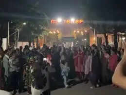 भोपाल में आवारा कुत्तों को लेकर फूटा रहवासियों का गुस्सा, करोंद की&nbsp;मैपल ट्री सोसायटी में देर रात प्रदर्शन