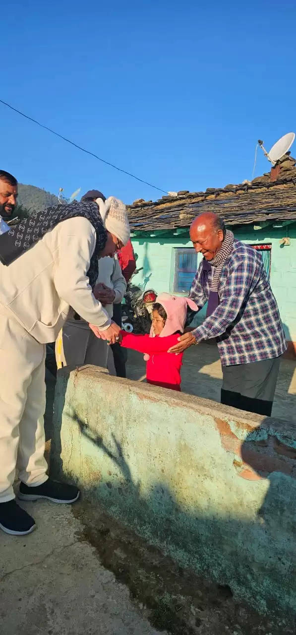 मुख्यमत्री धामी सुबह सबेरे ठांटा गांव के भ्रमण पर निकले, ताजा मावा चखा और ग्रामीणों का हालचाल जाना