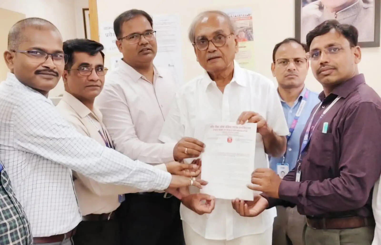 स्टेट बैंक कर्मचारियों ने विभिन्न मांगों को लेकर सौंपा ज्ञापन