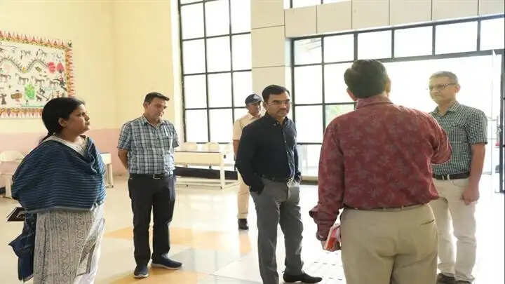 इंदौरः संभागायुक्त डॉ. खाड़े ने संघ लोक सेवा की प्रारंभिक परीक्षा केंद्र का किया निरीक्षण