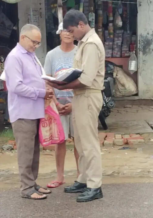देवरिया पुलिस ने वरिष्ठ नागरिकों से किया संवाद, सुरक्षा और साइबर अपराध से बचाव के दिए सुझाव
