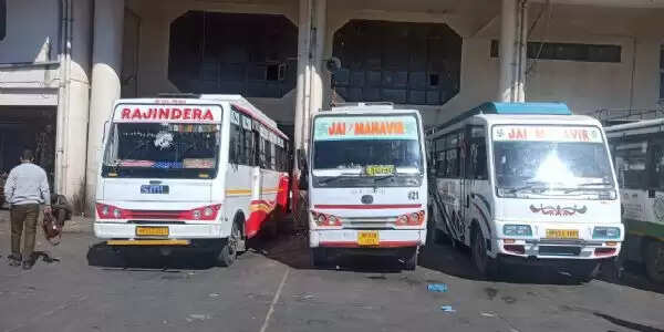 शिमला में निजी बसों का परिचालन ठप, अनिश्चितकालीन हड़ताल पर गए, लोग परेशान