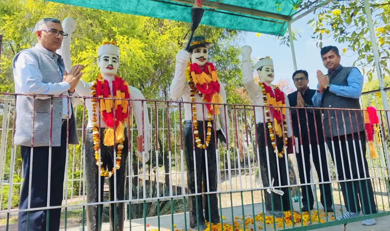 शहीदी दिवस पर कठुआ में वीरों को श्रद्धांजलि, जिला प्रशासन ने किया नमन