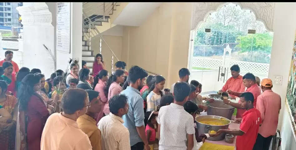 अक्षय तृतीया पर श्री राधा-कृष्ण प्रणामी मंदिर में भक्ति का माहौल, श्रद्धालुओं के बीच प्रसाद वितरण