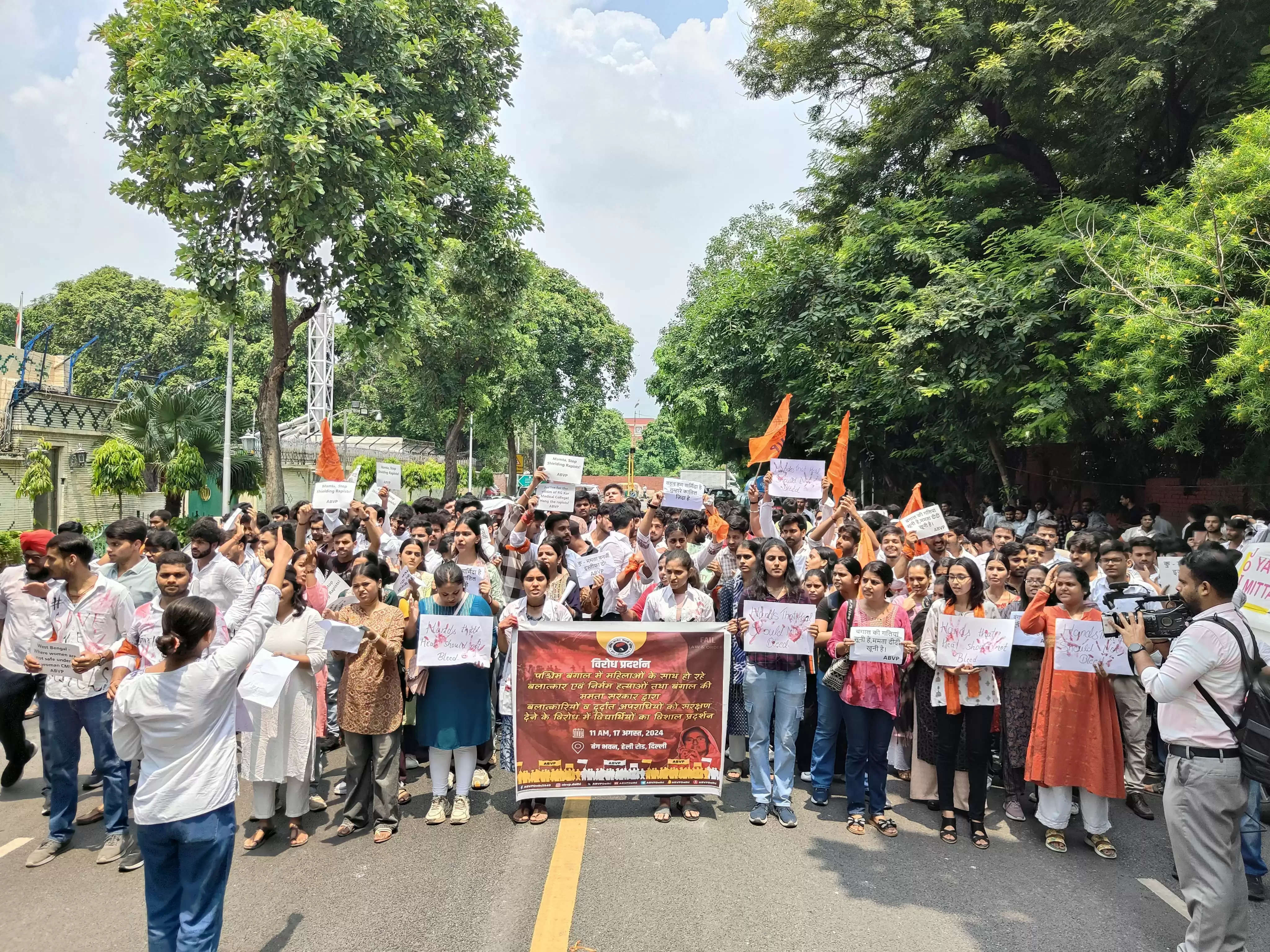 अभाविप ने पश्चिम बंगाल में महिला डॉक्टर की हत्या के विरोध में बंग भवन पर किया प्रदर्शन