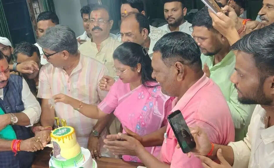 राजद कार्यालय में 79 पाउंड का केक काटकर मना लालू का जन्मदिन