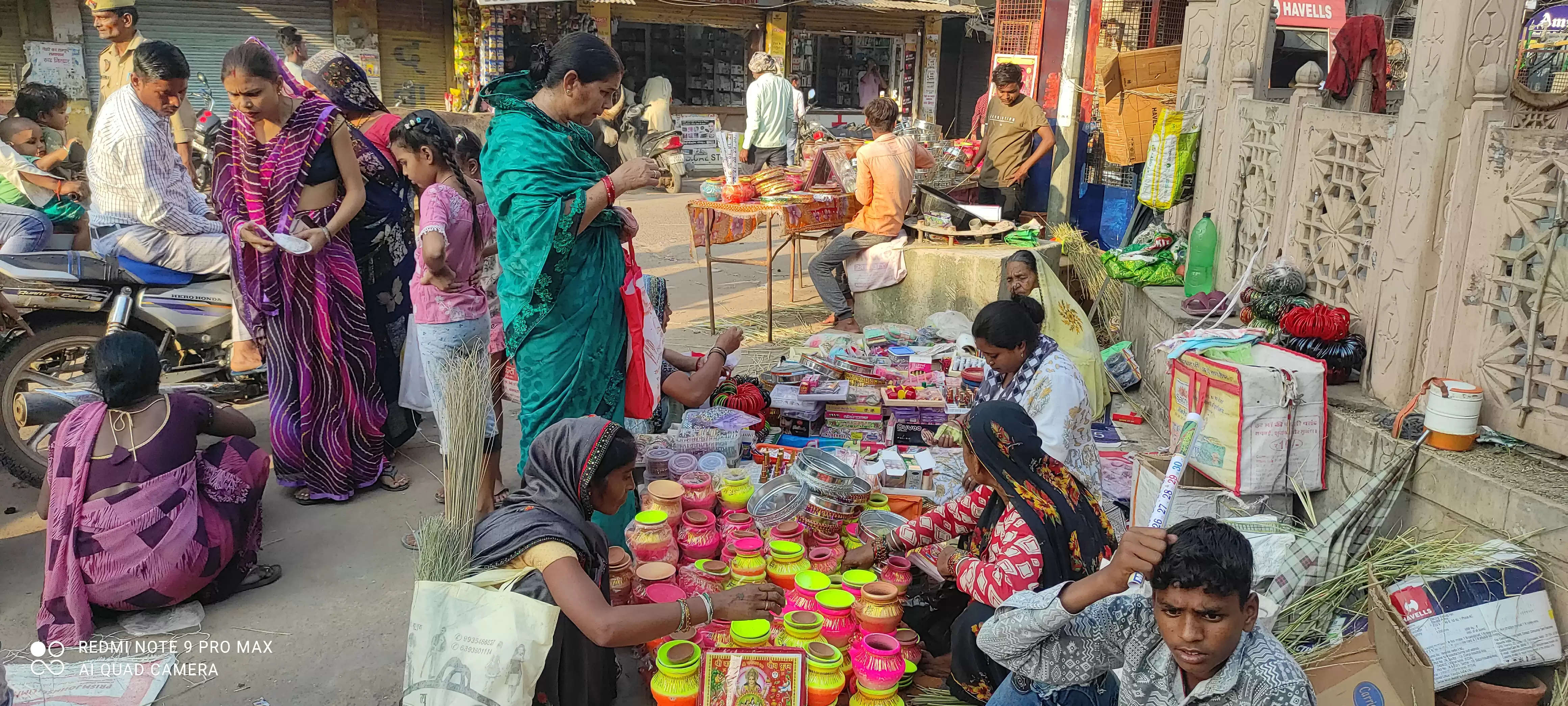 करवा चौथ पर्व को लेकर बाजार में जयपुरी, क्रिस्टल और बनारसी साड़ियों की धूम