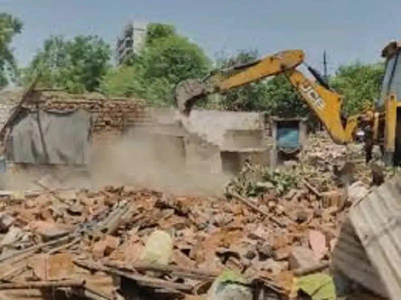 भोपाल:&nbsp;अयोध्या बायपास चौड़ीकरण के लिए अर्जुन नगर की 38 झुग्गियां हटाई गईं, परिवारों का लालपुरा में पुनर्वास