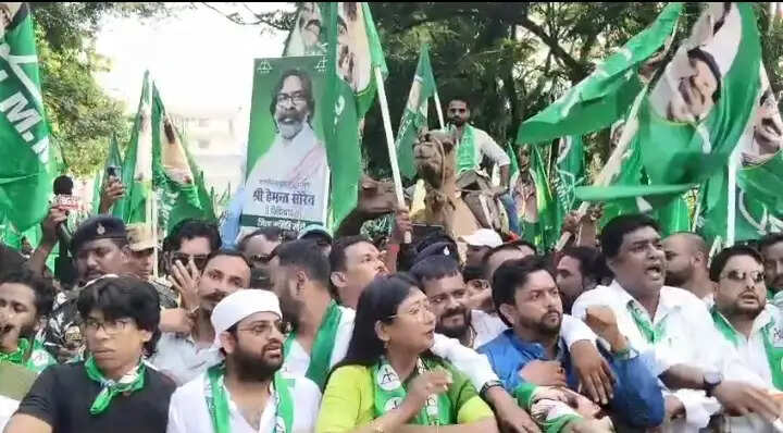 एसआईआर के विरोध में झामुमो का प्रदर्शन, सीईसी ज्ञानेश कुमार के इस्तीफे की मांग
