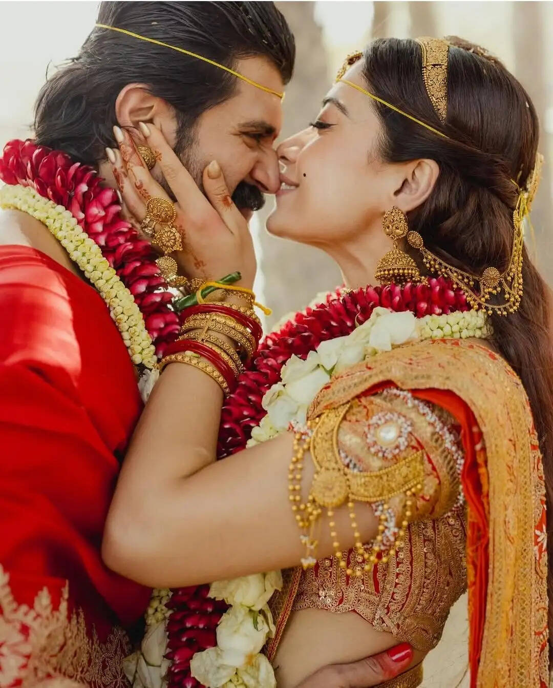 रश्मिका–विजय की शादी की तस्वीरें आईं सामने, जोड़े में दिखे खूबसूरत