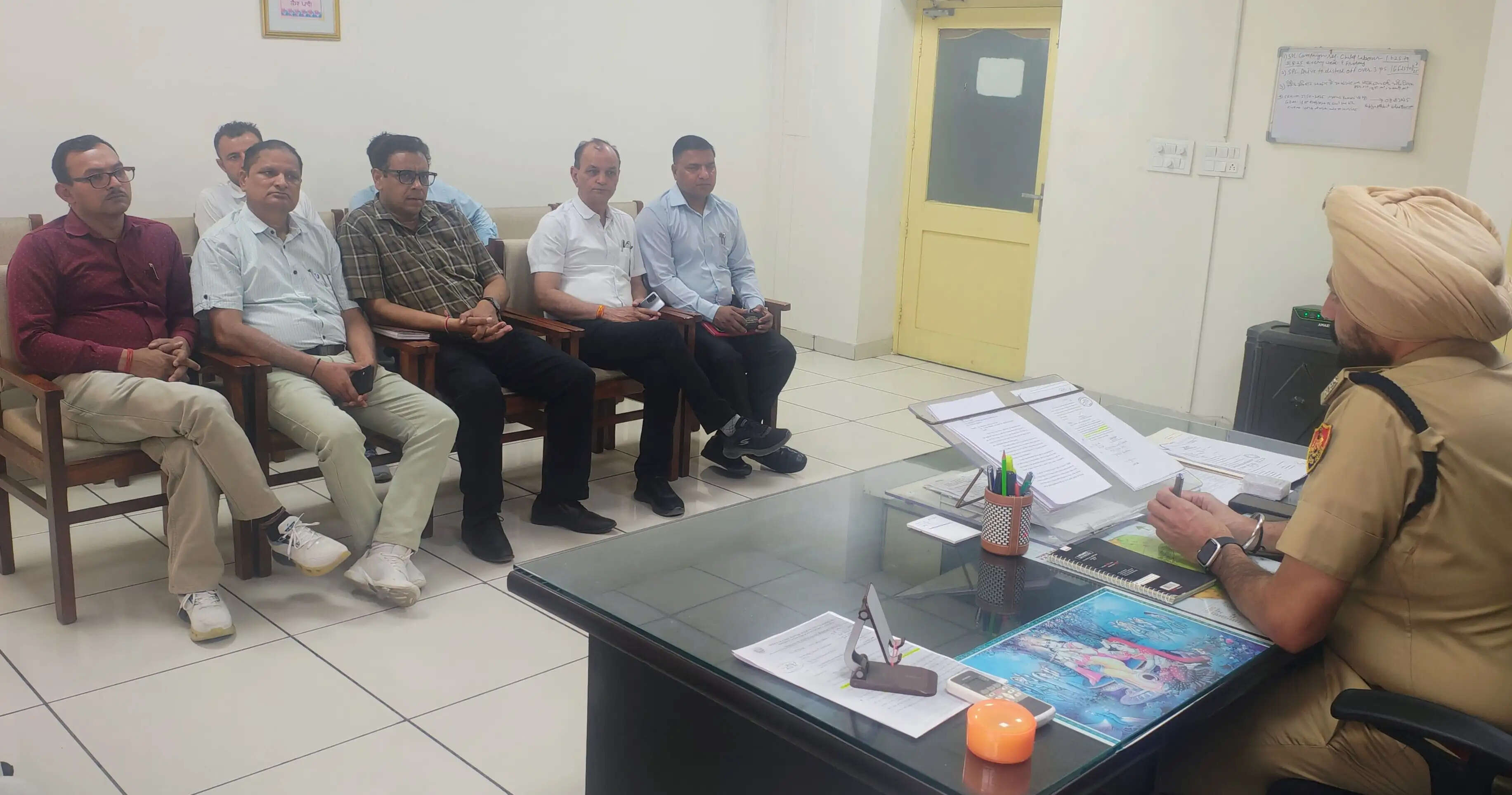 कैथल: स्कूली छात्र करें ट्रैफिक नियमों का पालन, डीएसपी ने शिक्षा अधिकारियों काे दिए निर्देश