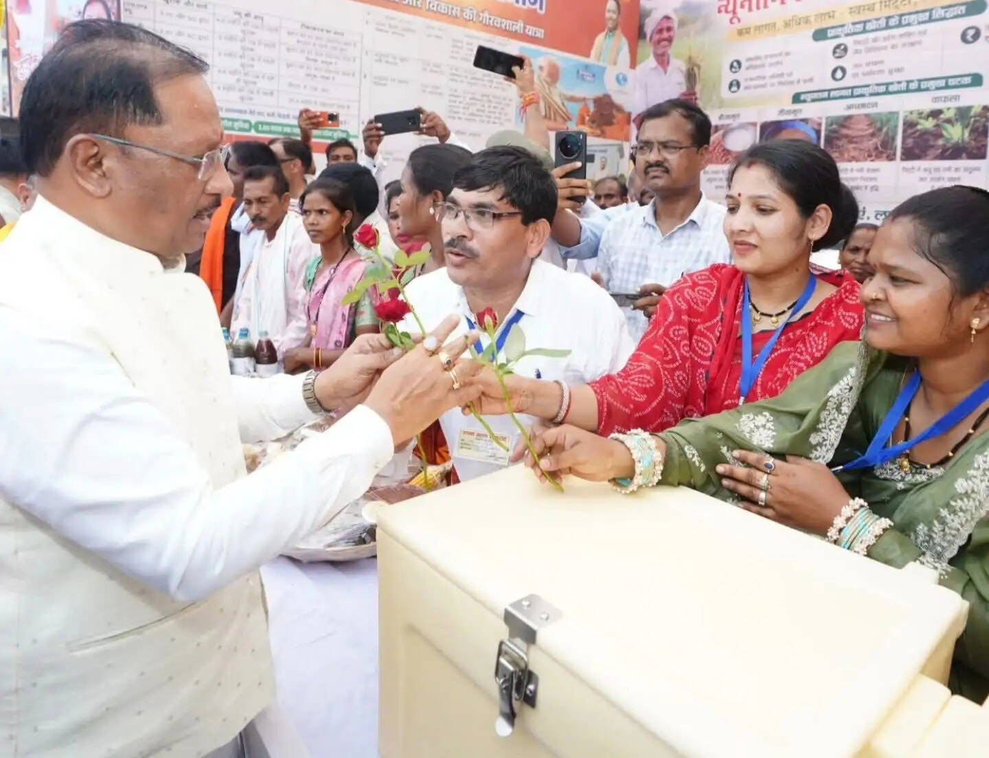 सूरजपुर : मुख्यमंत्री विष्णु देव साय ने मत्स्य पालकों को वितरित किए आइस बॉक्स
