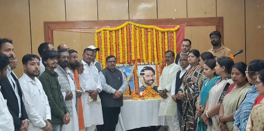 रामविलास पासवान की पुण्यतिथि पर कार्यकर्ताओं ने दी श्रद्धांजलि