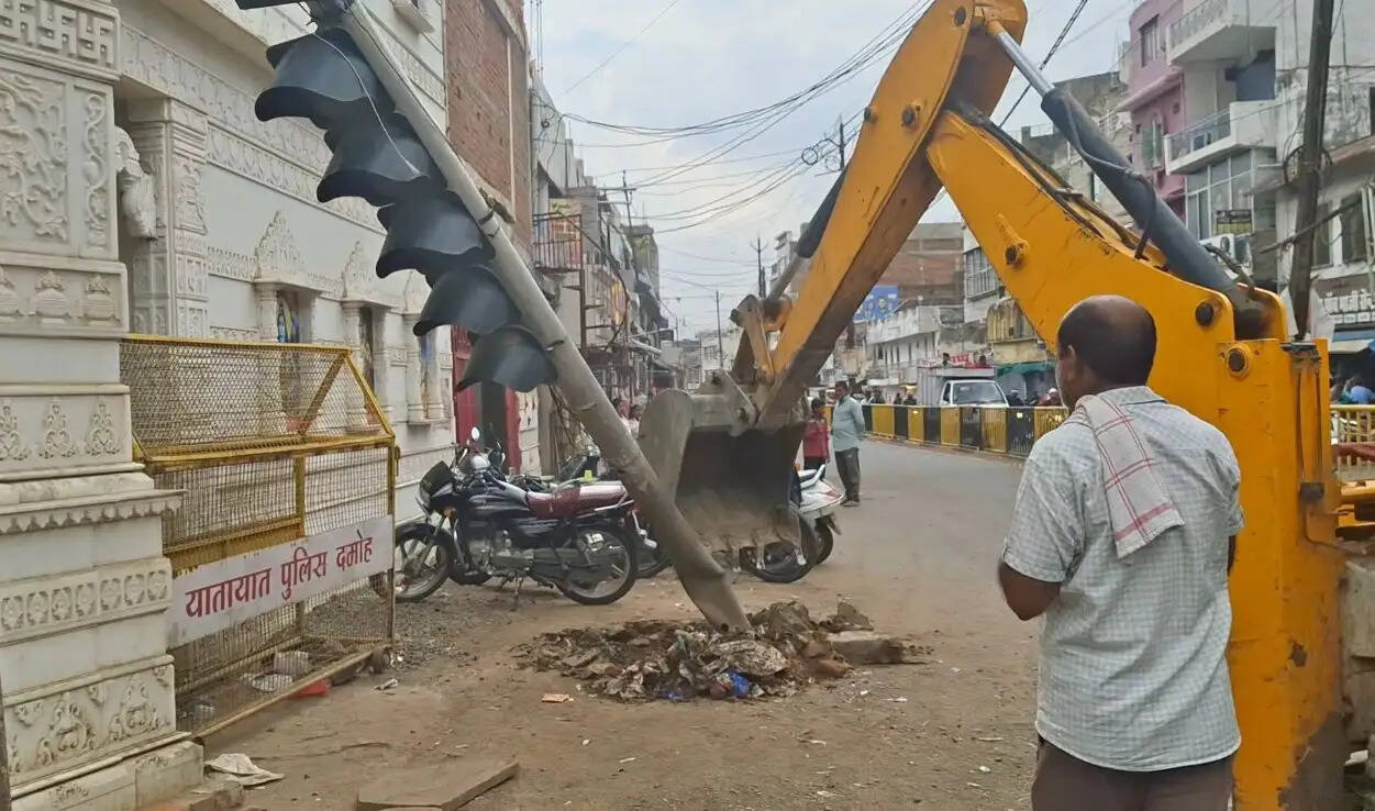 दमोहः अतिक्रमण हटाने की कार्रवाई पर उठे सवाल, ट्रैफिक सिग्नल हटाने से बढ़ी बहस