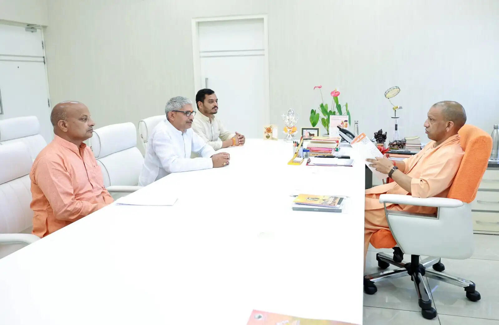 शहरी क्षेत्रों में ‘घराैनी’ योजना लागू करने की मांग, मुख्यमंत्री को सौंपा गया ज्ञापन