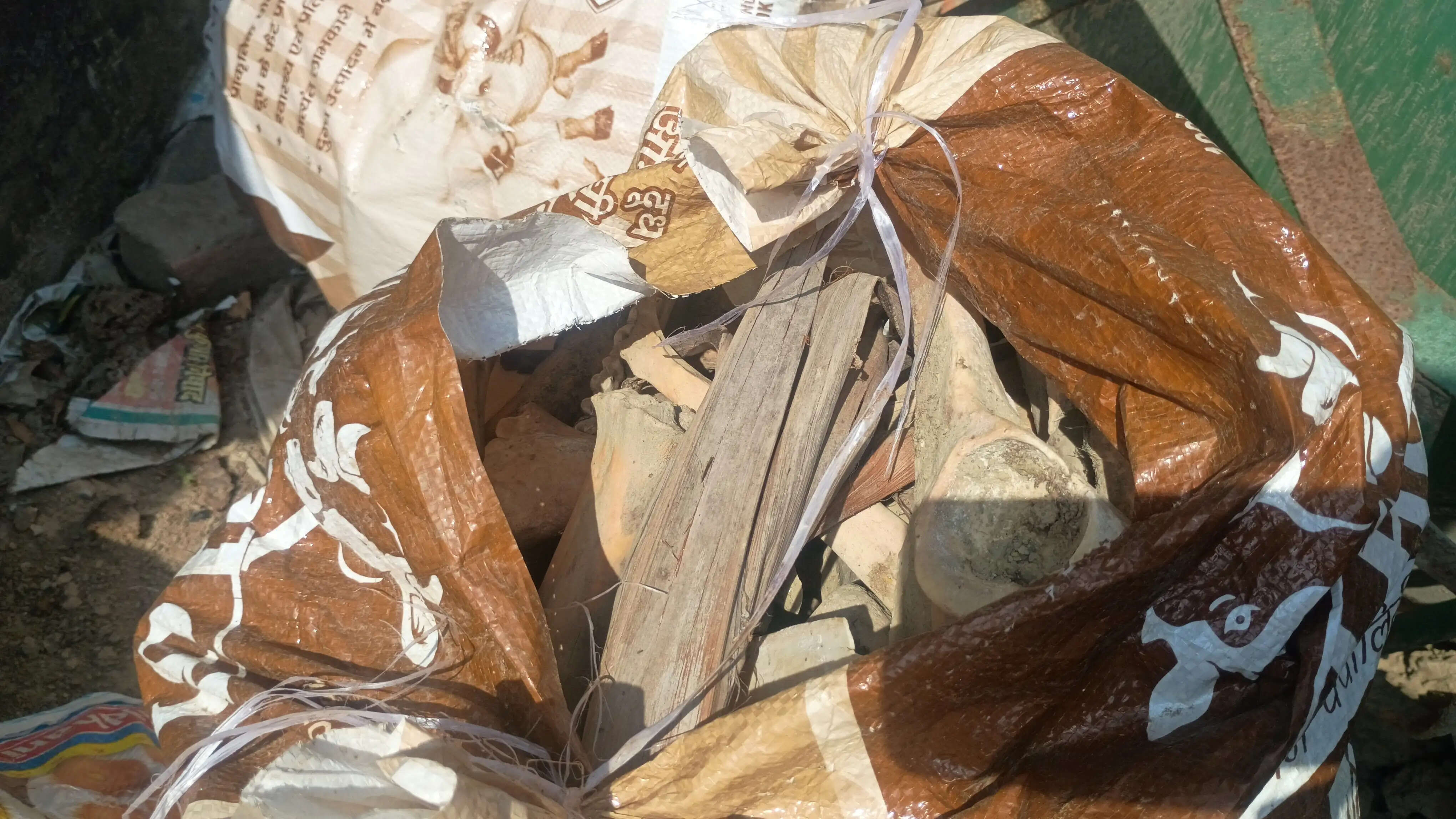 जौनपुर में गौशाला में हड्डियां बेचने का आरोप ,गौ रक्षकों ने किया प्रदर्शन