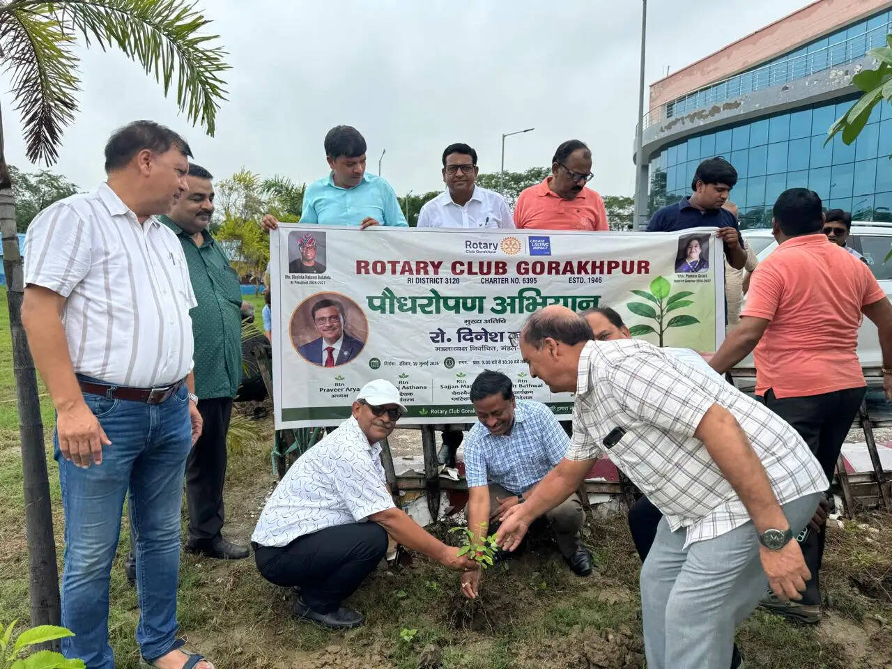 रोटरी क्लब गोरखपुर ने पौधरोपण कर दिया पर्यावरण संरक्षण का संदेश