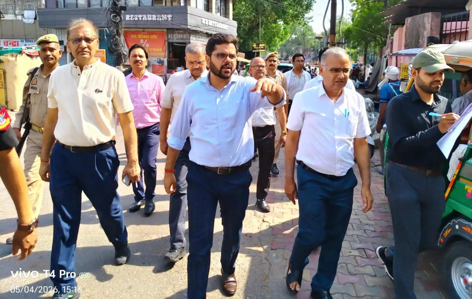 बाहर की दवा लिखने पर ऑप्टोमेट्रिस्ट निलंबित,शौचालय गंदे मिलने पर नोटिस