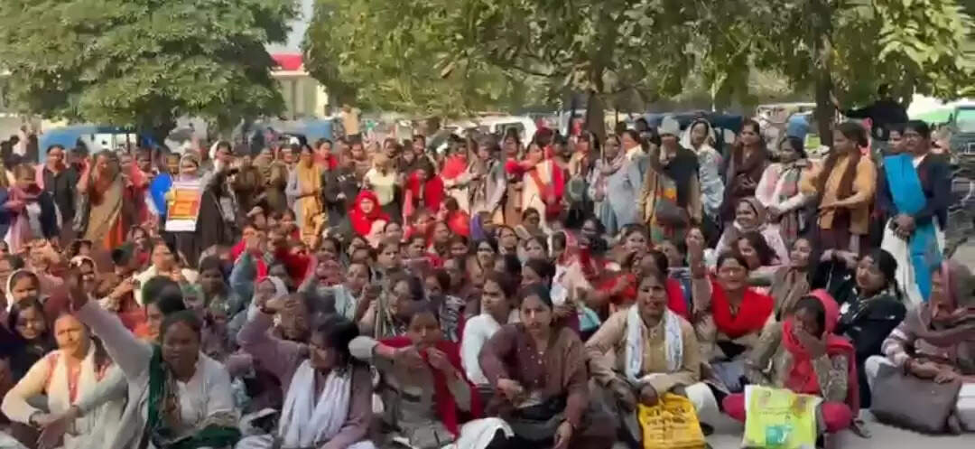 छह महीने से बकाया मानदेय काे लेकर आशा बहुओं ने सीएमओ दफ्तर में जताया आक्रोश