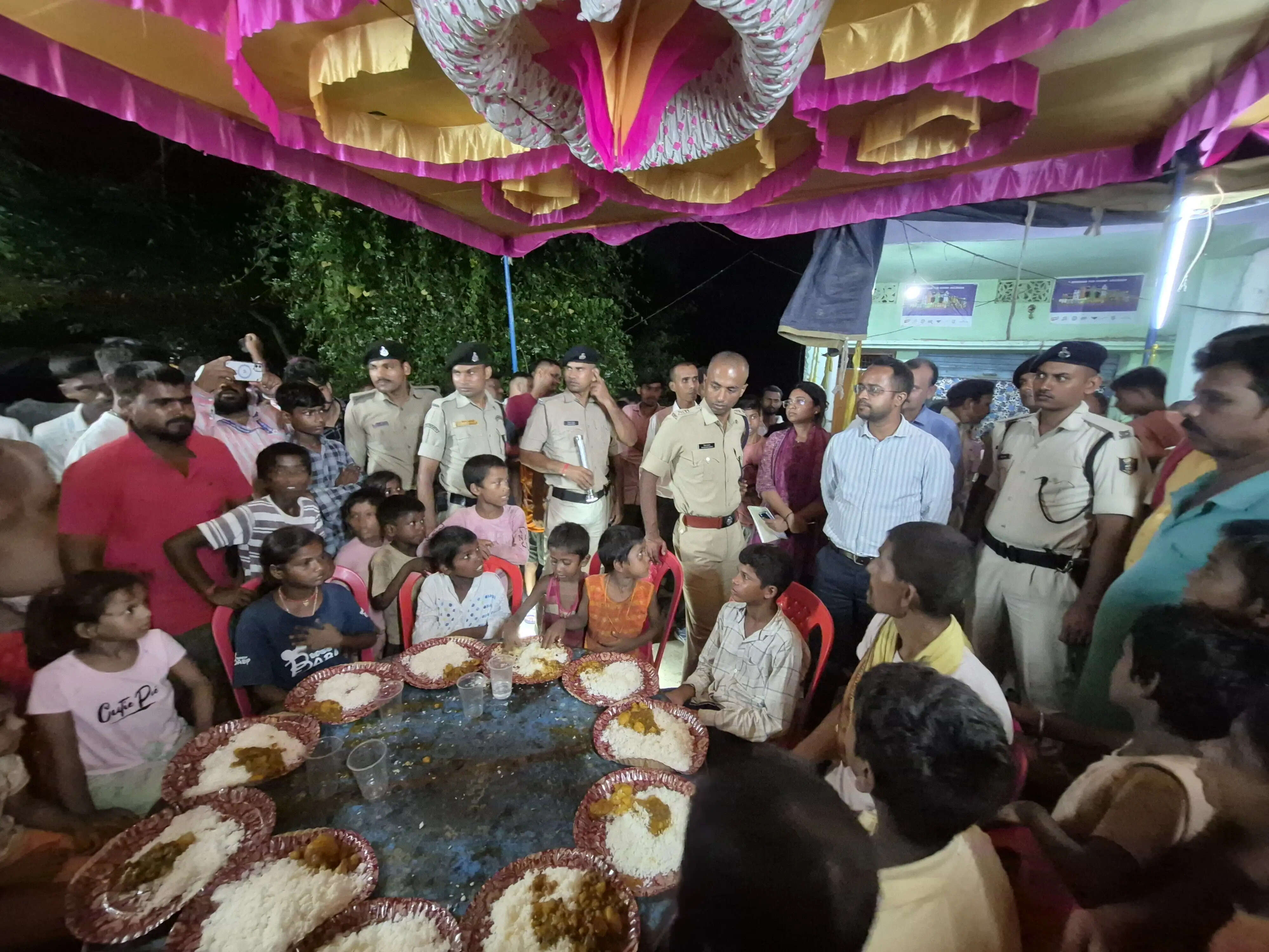 सारण में बाढ़ पीड़ितों के लिए संचालित कम्युनिटी किचन का जिलाधिकारी एवं वरीय पुलिस अधीक्षक ने किया निरीक्षण