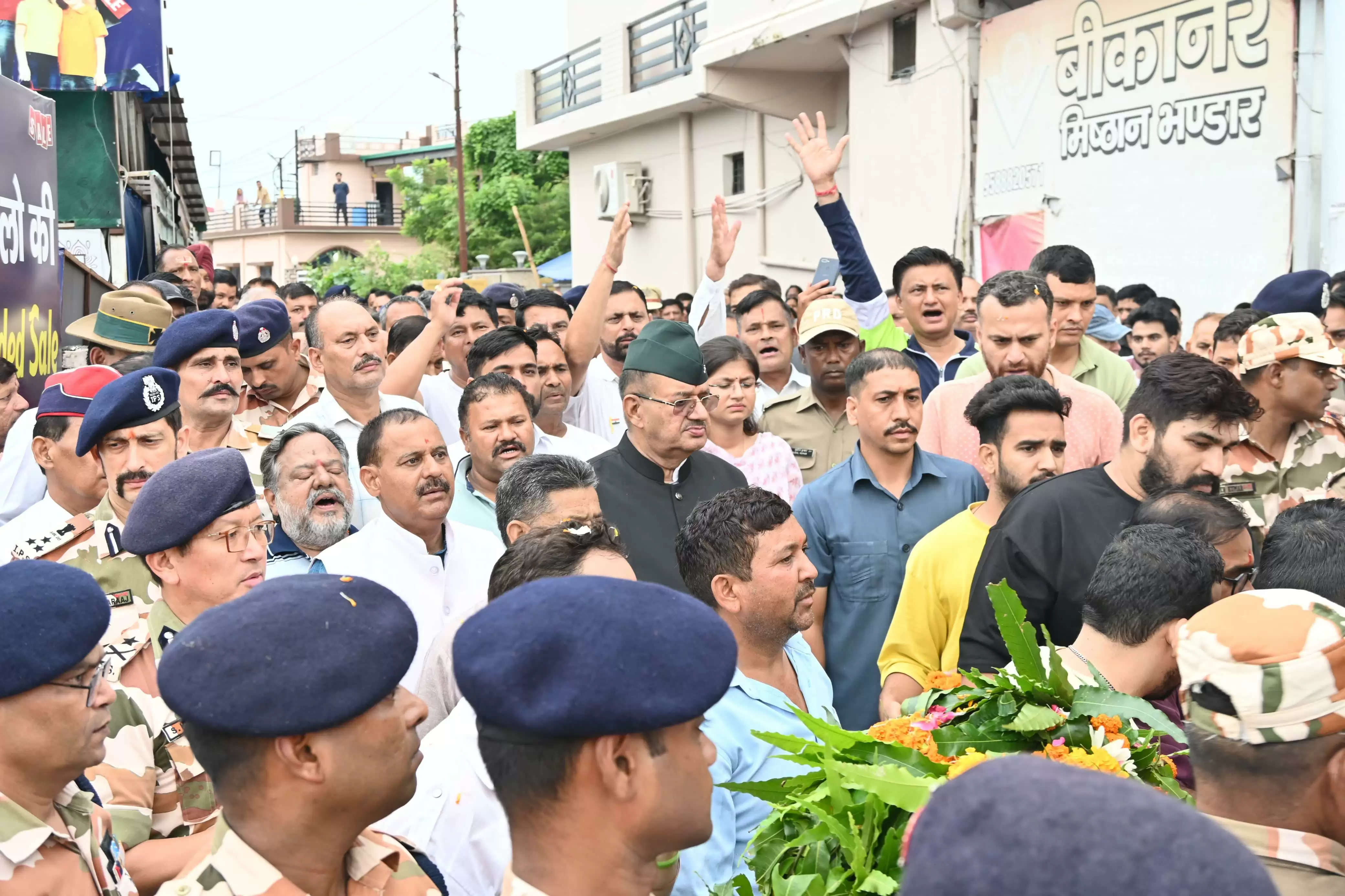 सैनिक कल्याण मंत्री ने शहीद चंद्र मोहन नेगी को श्रद्धांजलि अर्पित की