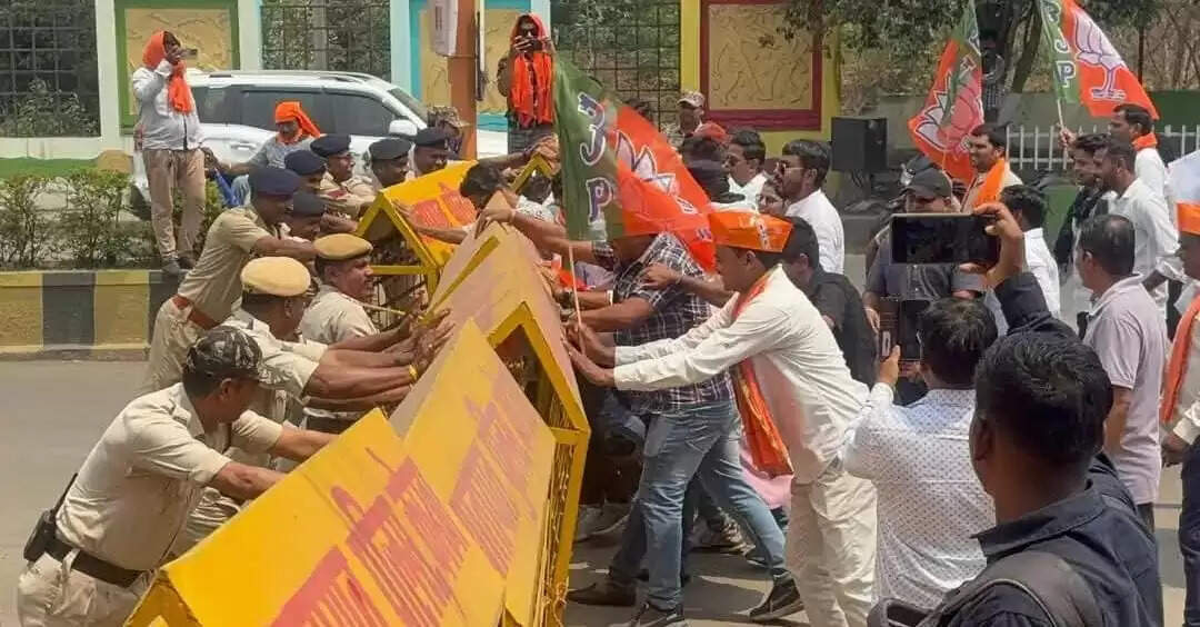 कोरबा में भाजयुमो का विशाल प्रदर्शन, कांग्रेस कार्यालय का घेराव कर क‍िया राहुल गांधी का पुतला दहन