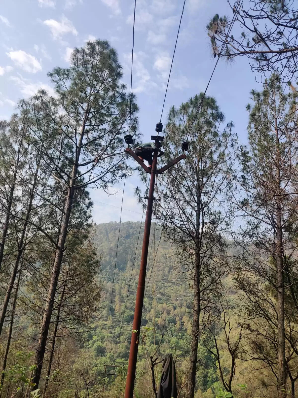 बिजली लाइन में आई दिक्कत, अंधेरे में गुजारनी पड़ी रात