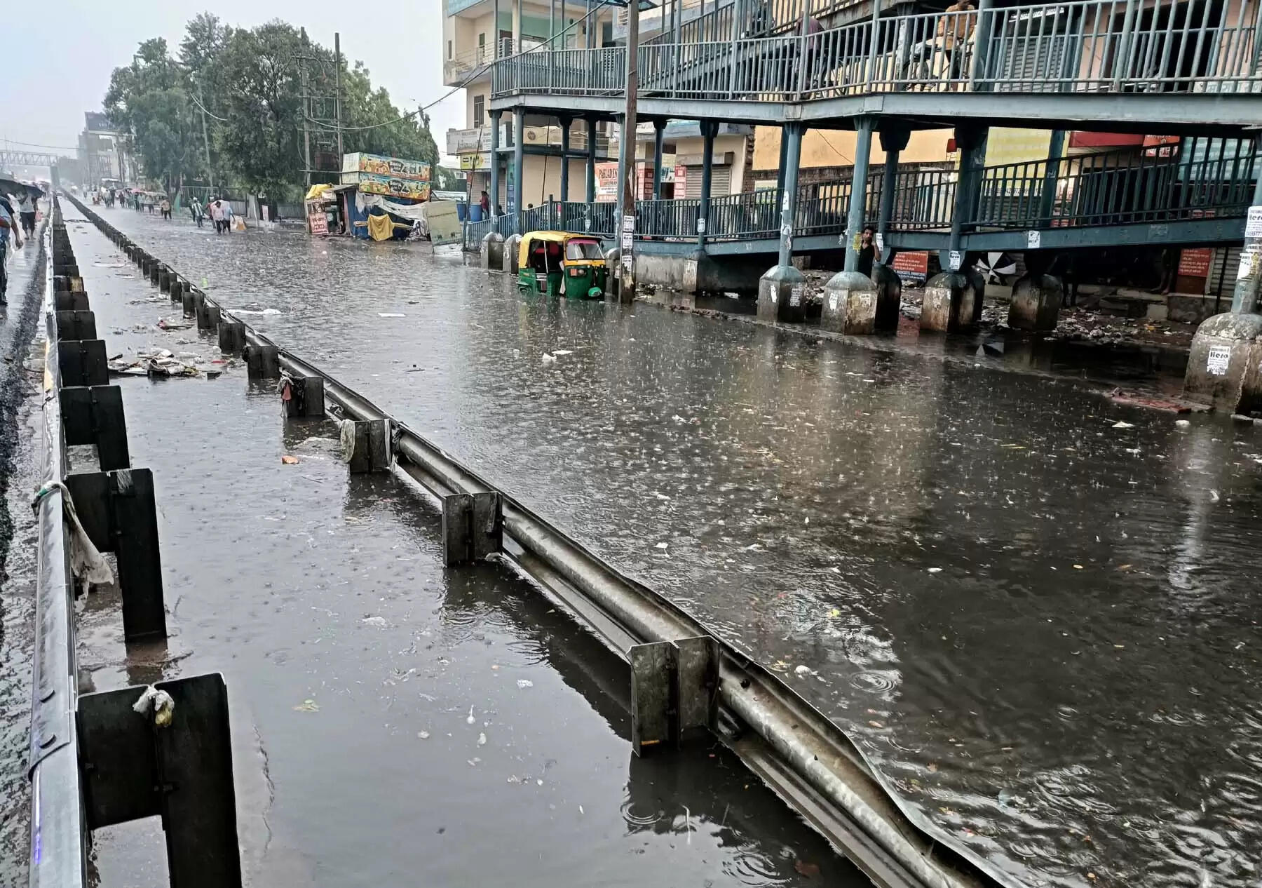 गुरुग्राम: आंधी, बारिश में हाइवे पानी-पानी, टूटे पेड़ व धंसी सडक़