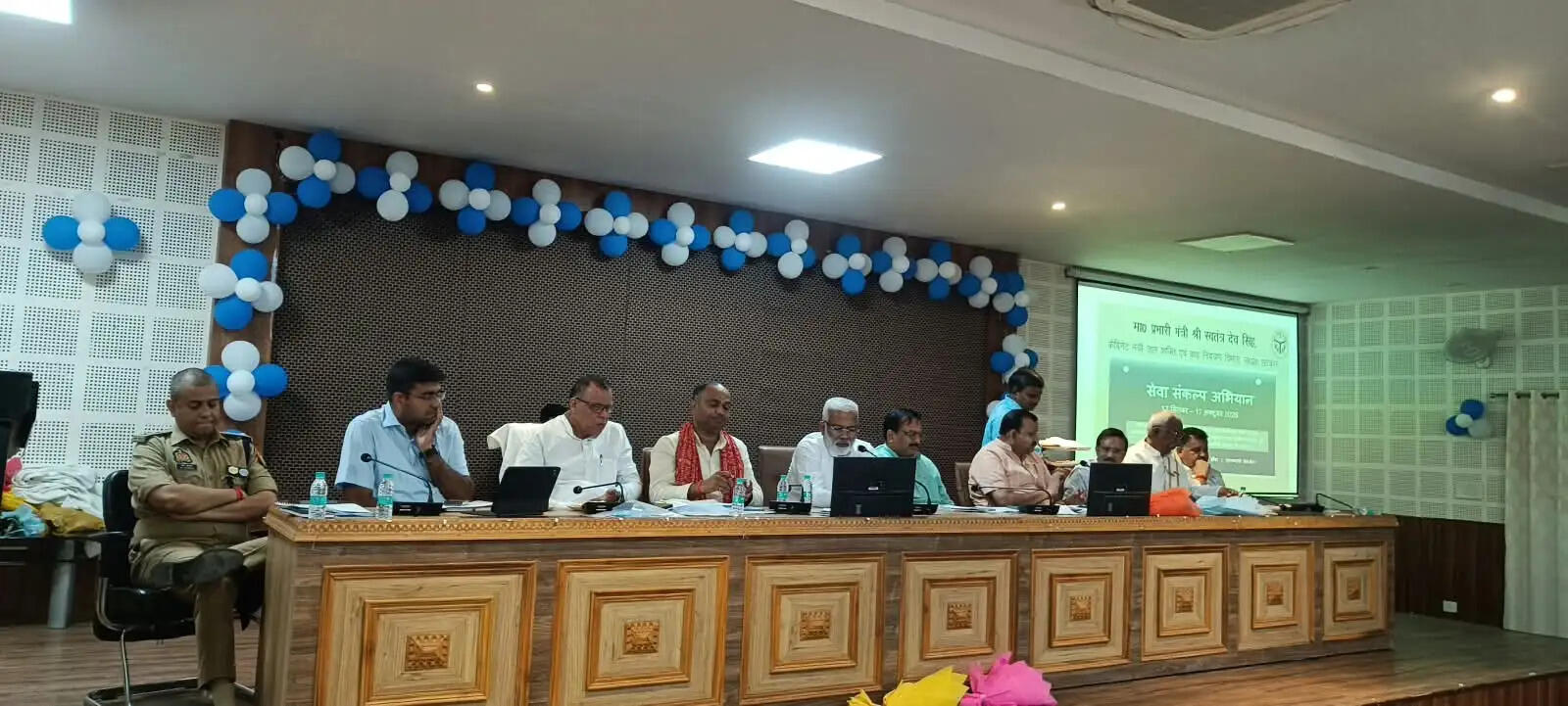 सेवा संकल्प अभियान को लेकर प्रभारी मंत्री स्वतंत्र देव सिंह ने की समीक्षा बैठक, विभागवार जिम्मेदारियां तय